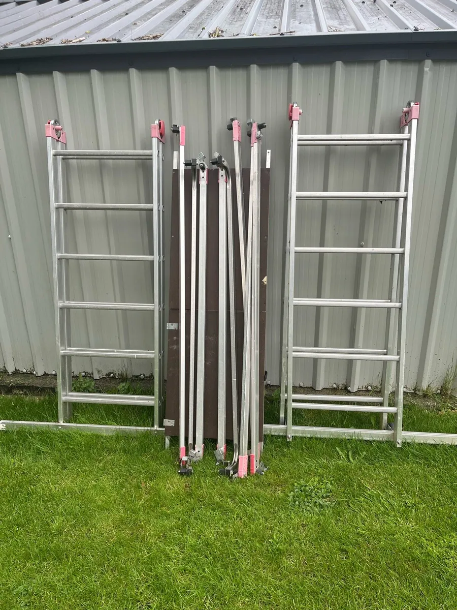 Aluminium self assembly scaffolding