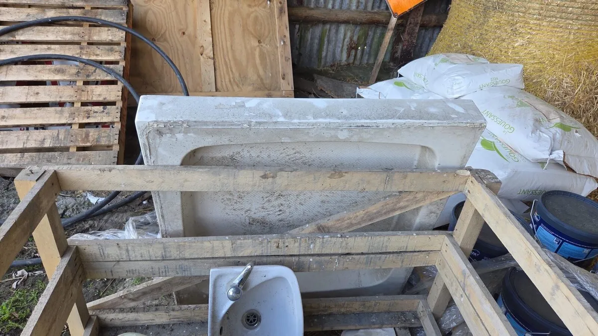 Bathroom ware - Image 1