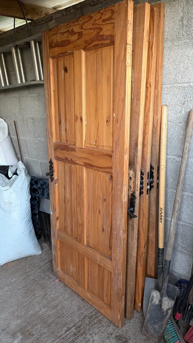 4 solid pine doors - Image 1