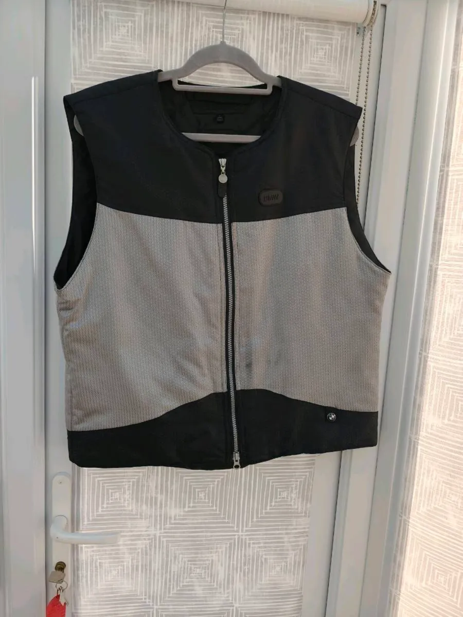 BMW mans heated waistcoat - Image 1
