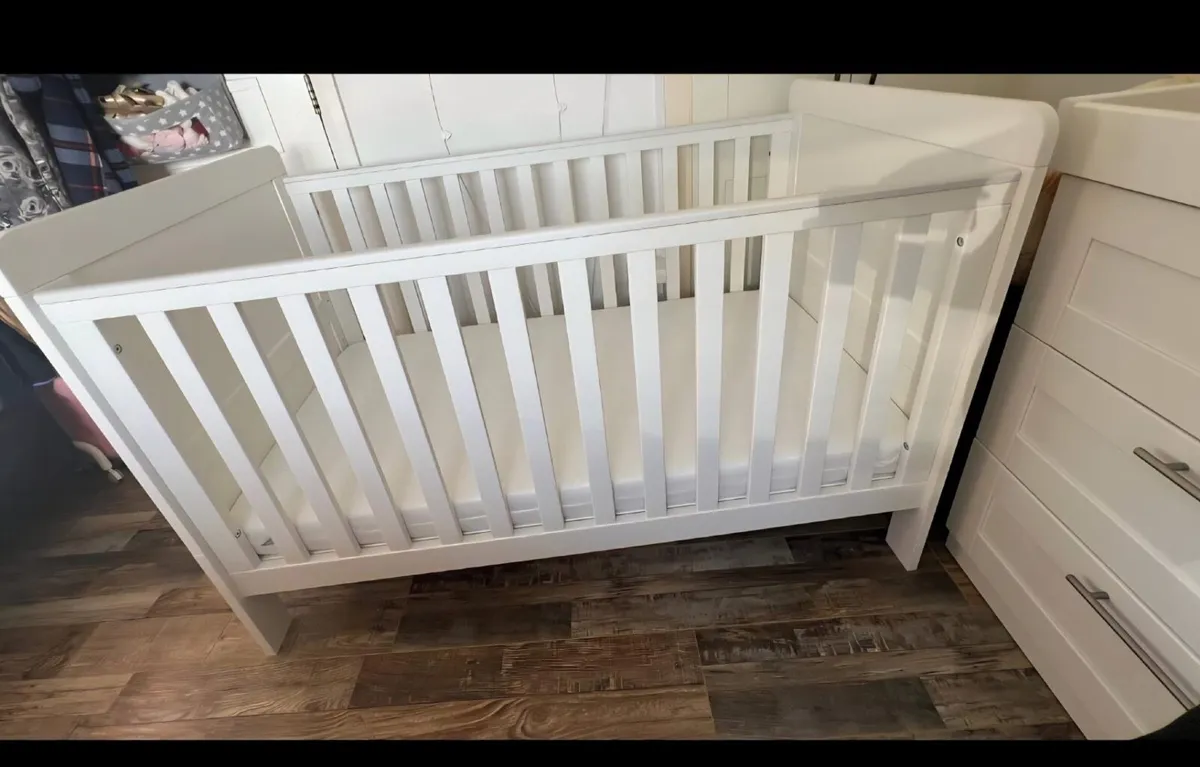 Cot & Changing table/ drawers - Image 1