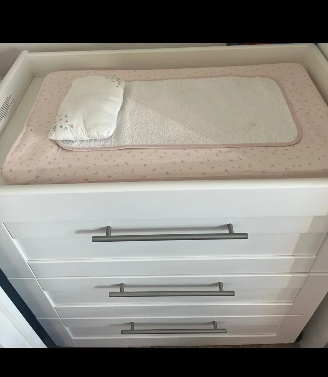 Cot & Changing table/ drawers - Image 2