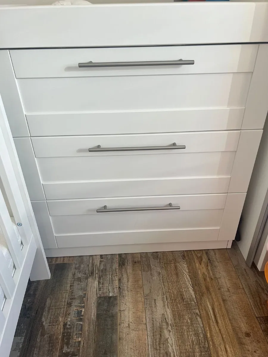 Cot & Changing table/ drawers - Image 3