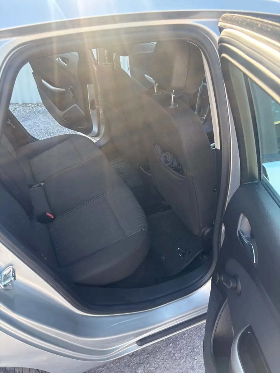 Opel Astra 2010 (1.4 petrol) - Image 4