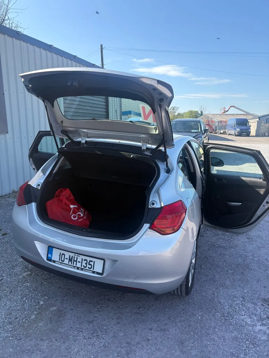 Opel Astra 2010 (1.4 petrol) - Image 2