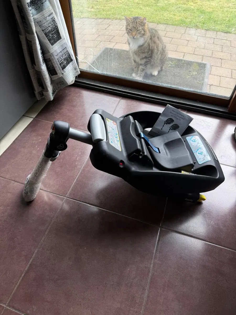 Maxi-Cosi EasyFix car seat base. New, never used! - Image 1