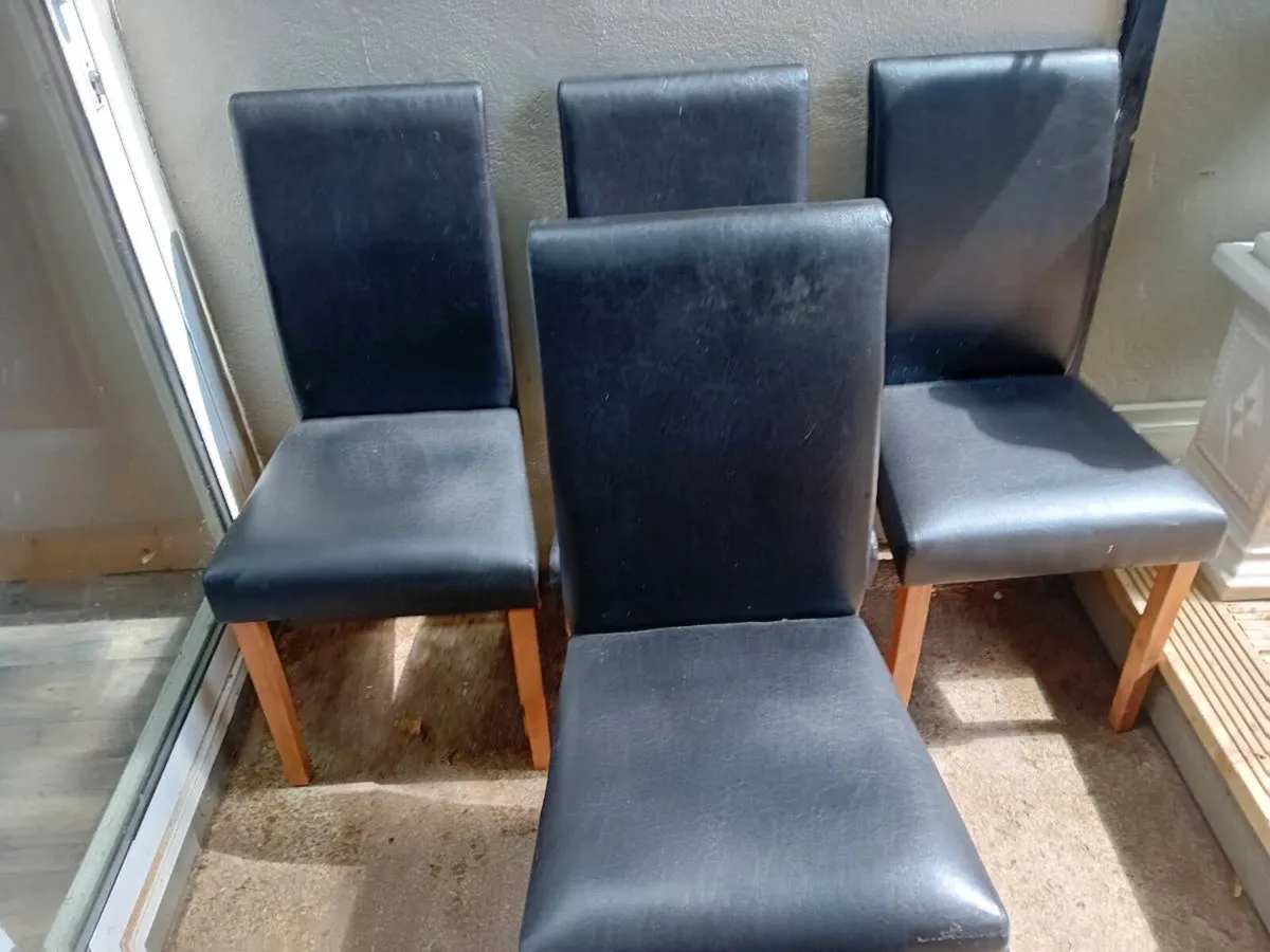4 chairs . - Image 1