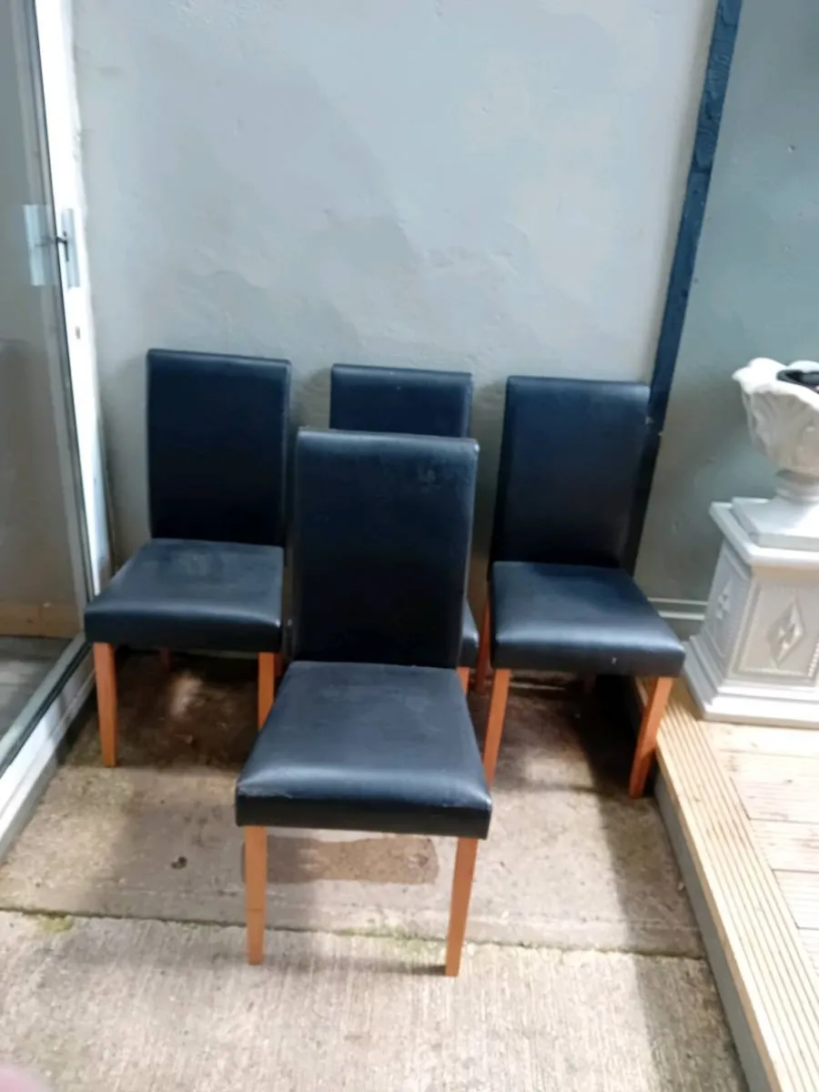 4 chairs . - Image 2