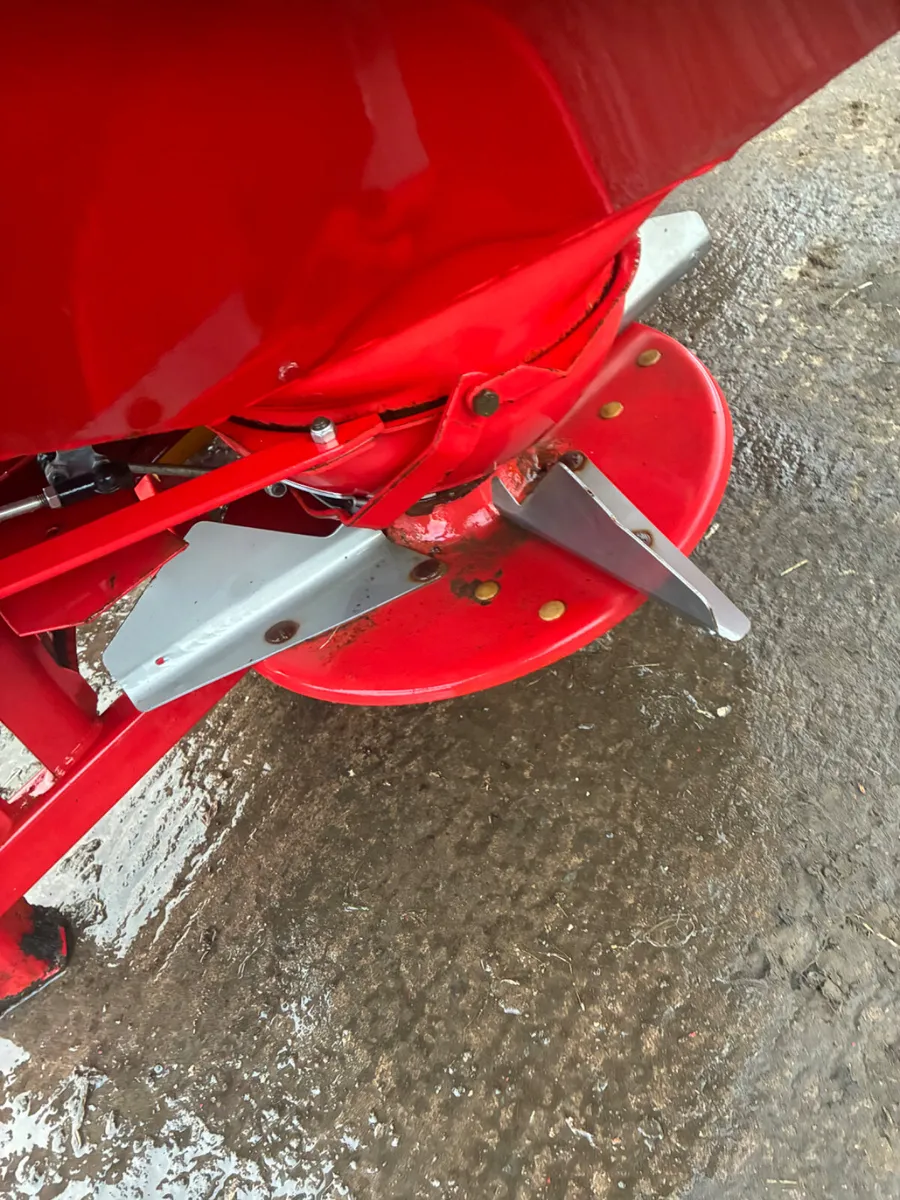 Lely supa bowl 2 ton fertiliser spreader - Image 3