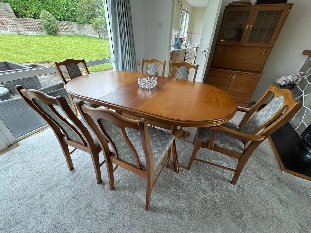 Extendable  Dining room table and 6 chairs - Image 1