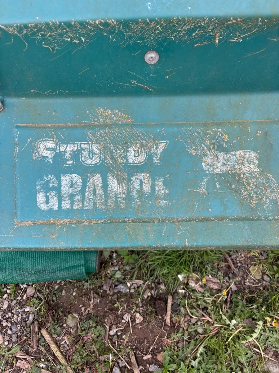 Creep feeder and calf hutch - Image 1
