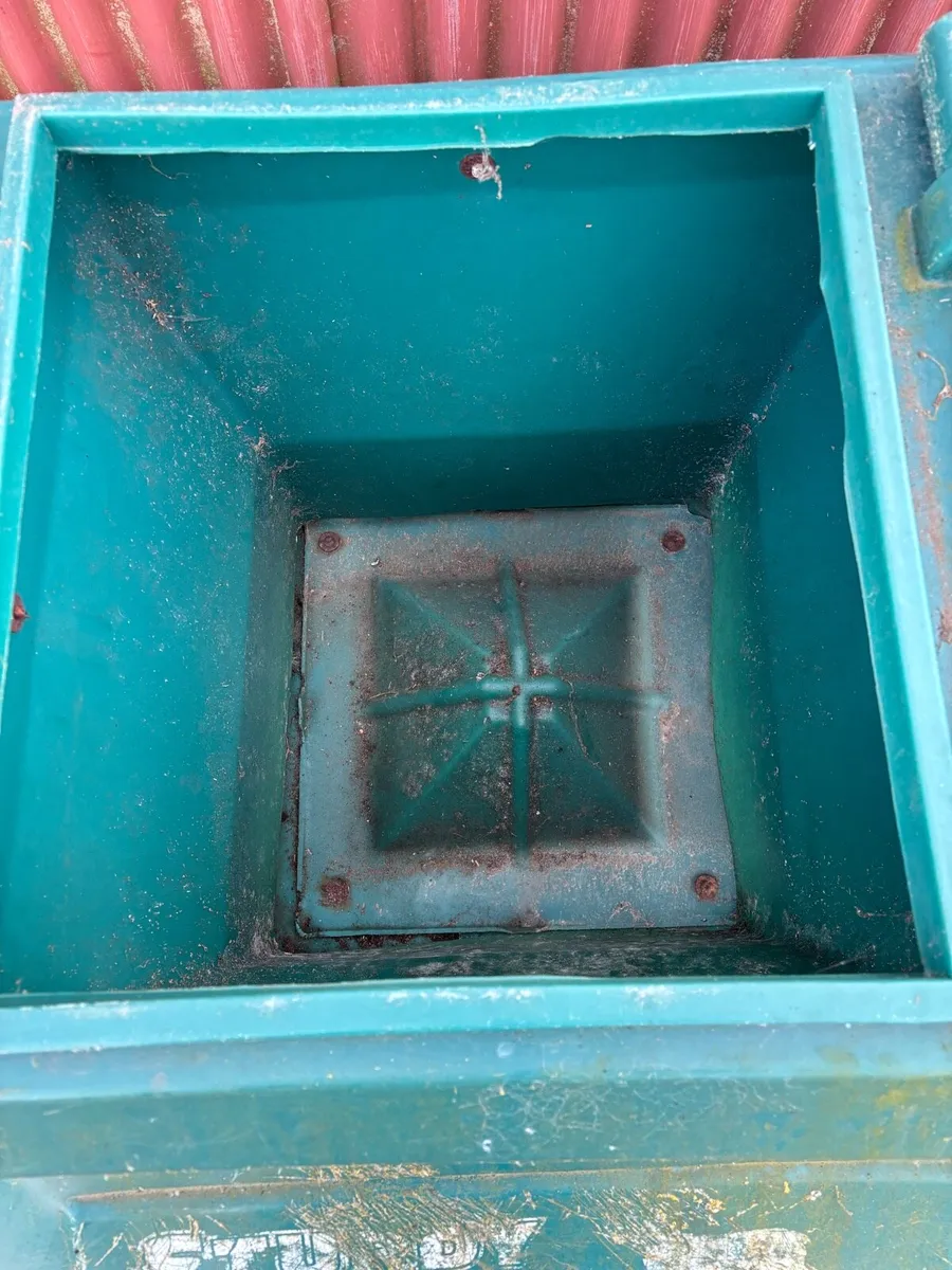 Creep feeder and calf hutch - Image 2