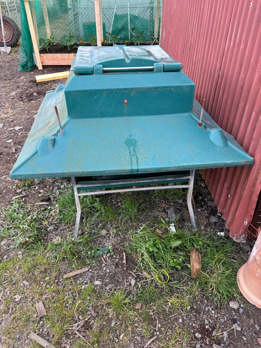 Creep feeder and calf hutch - Image 3