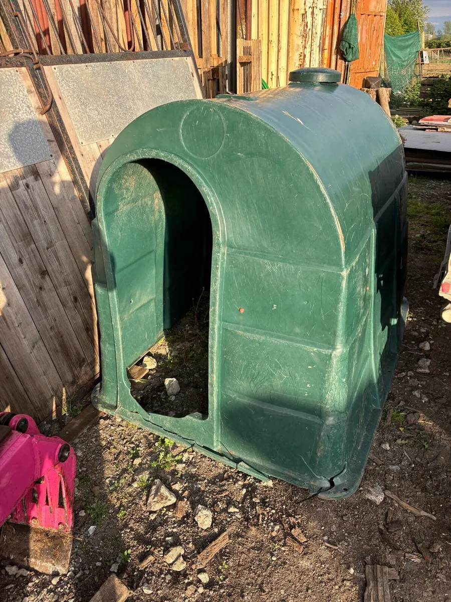 Creep feeder and calf hutch - Image 4