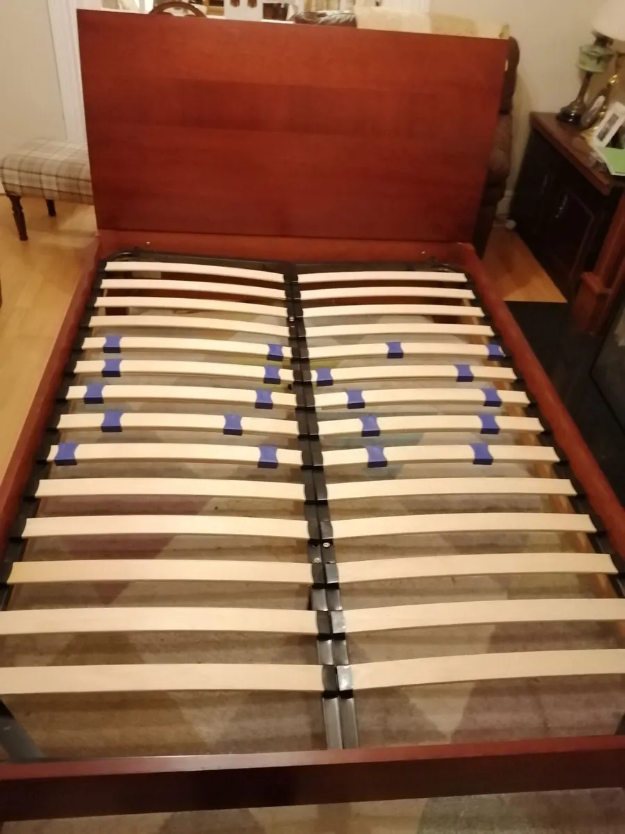 Sleigh bed