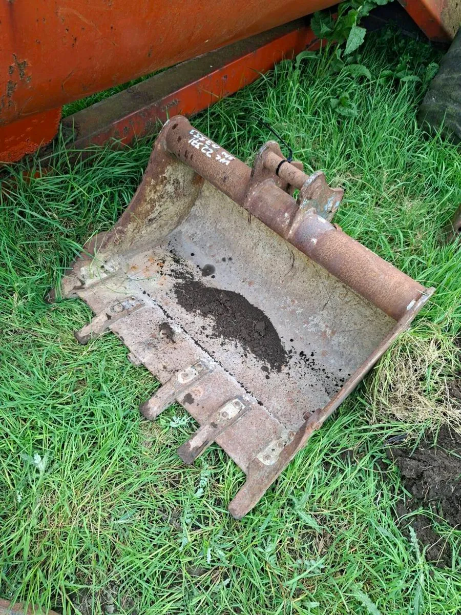 30 and 36 inch digging bucket - Image 1