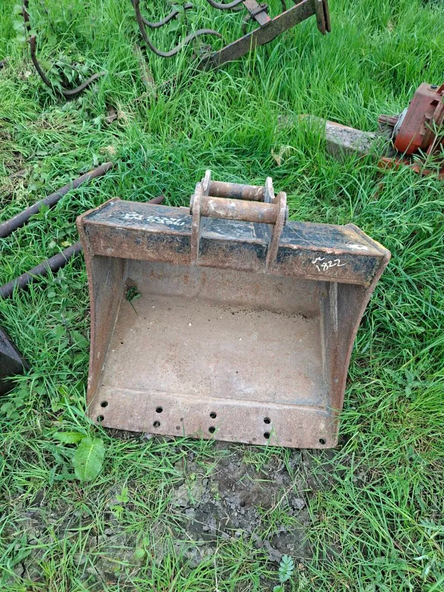 30 and 36 inch digging bucket - Image 4
