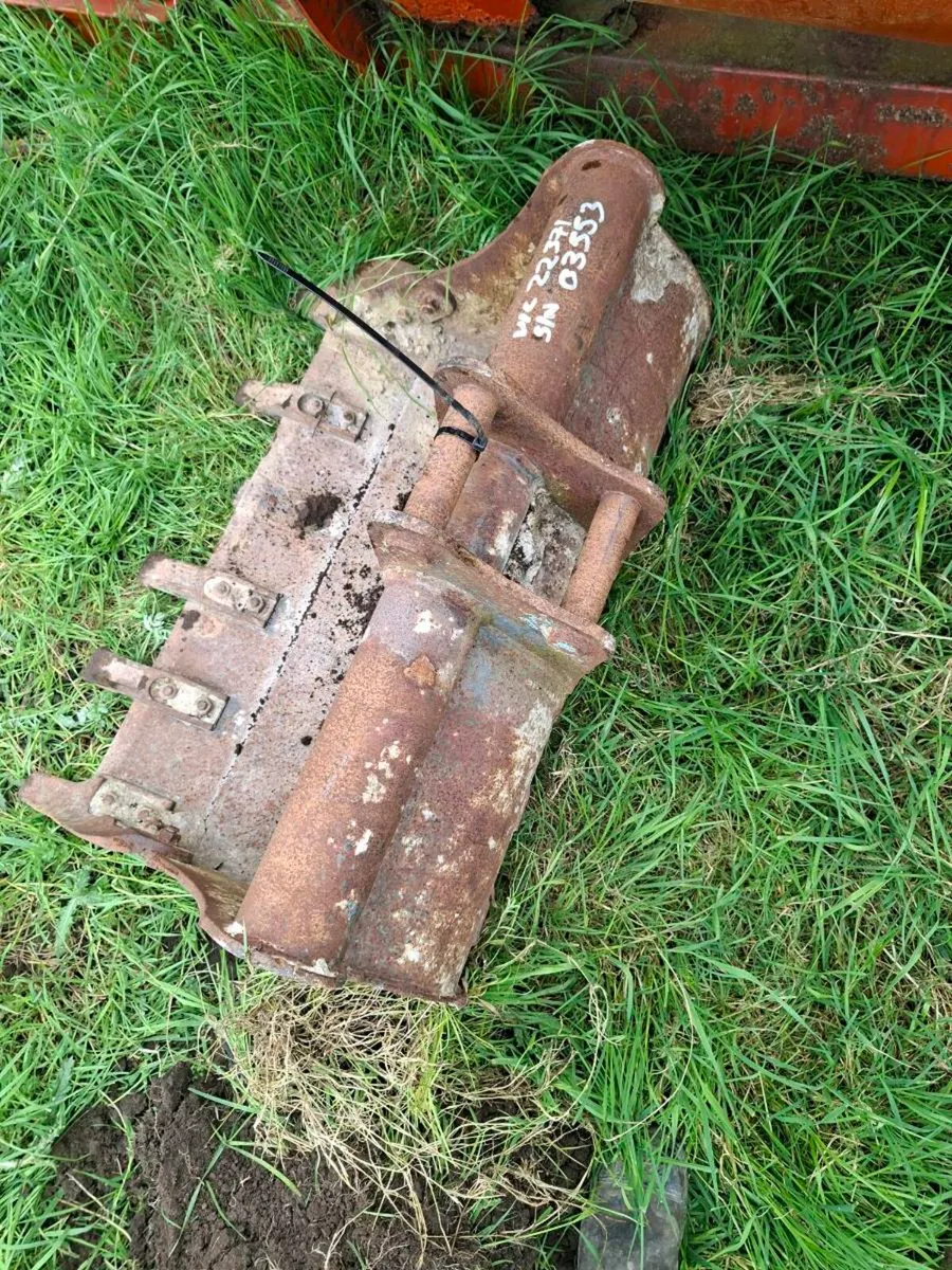30 and 36 inch digging bucket - Image 2