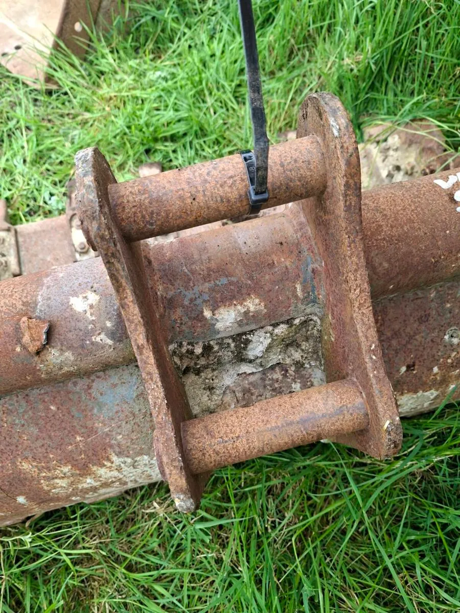 30 and 36 inch digging bucket - Image 3