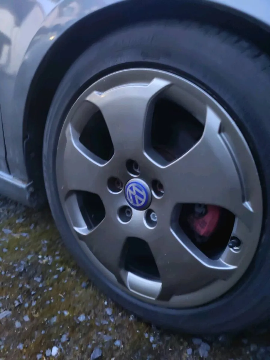 VAG 17' and 16' ALLOYS AND VERY GOOD TYRES - Image 1