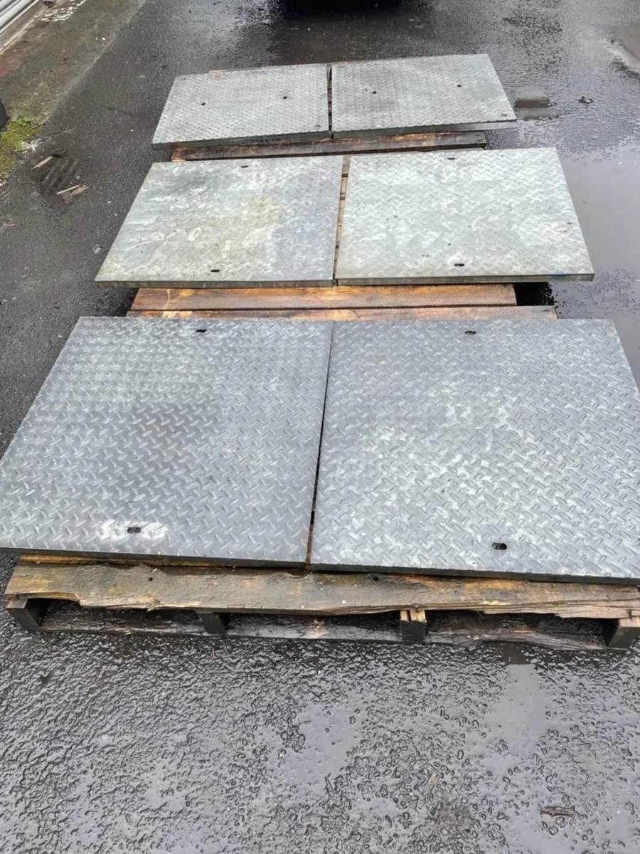 Galvanised manhole covers for septic / slurry tank - Image 4
