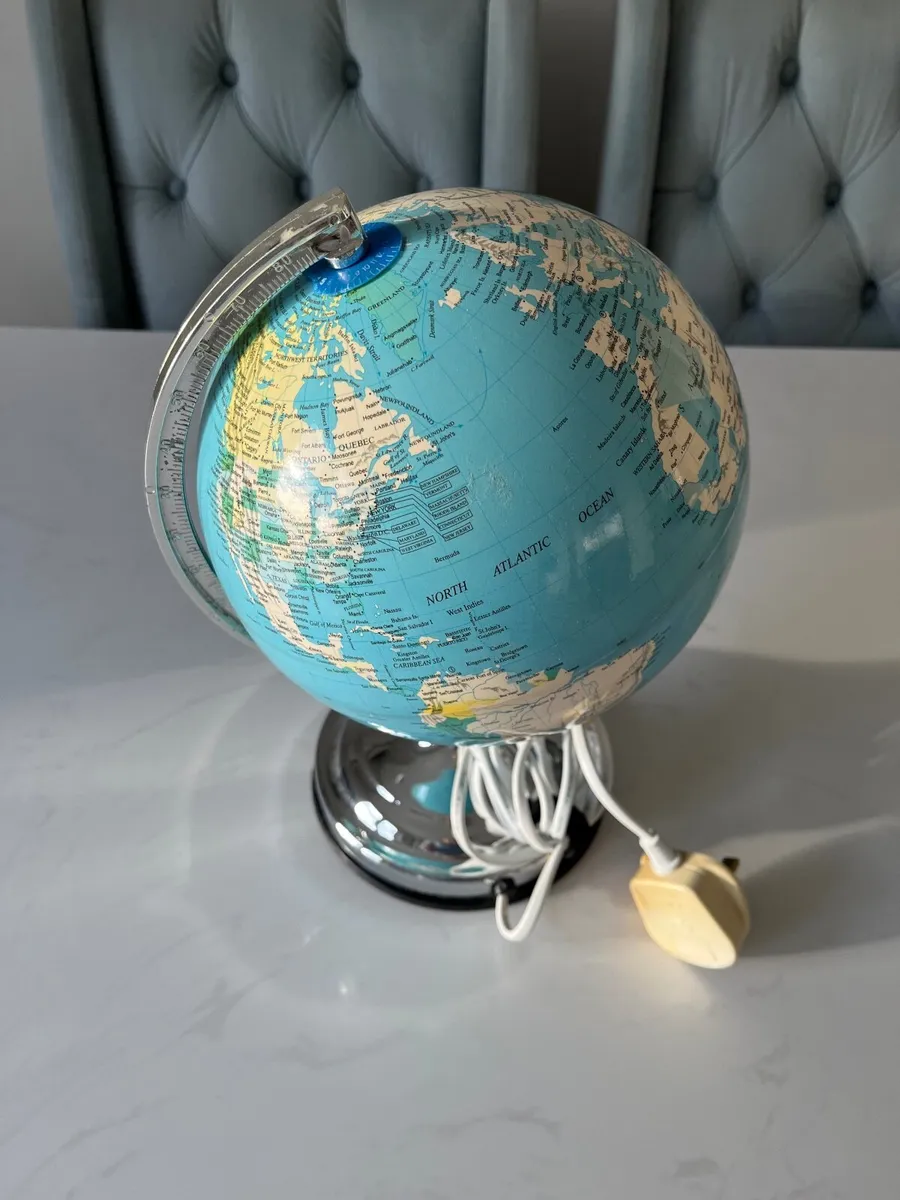 Globe plug in lamp. - Image 1