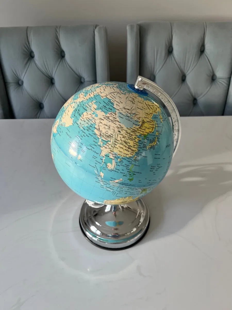 Globe plug in lamp. - Image 2