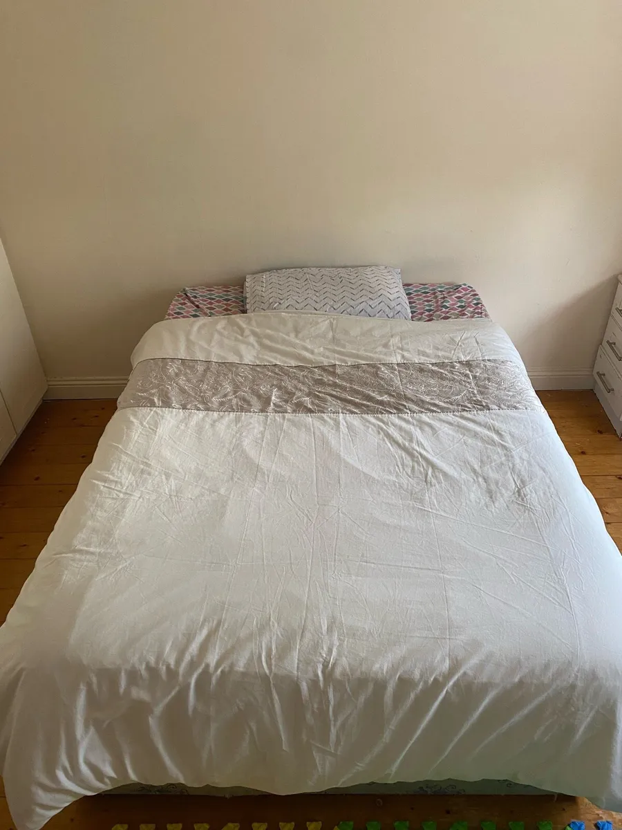 Double bed - Image 1