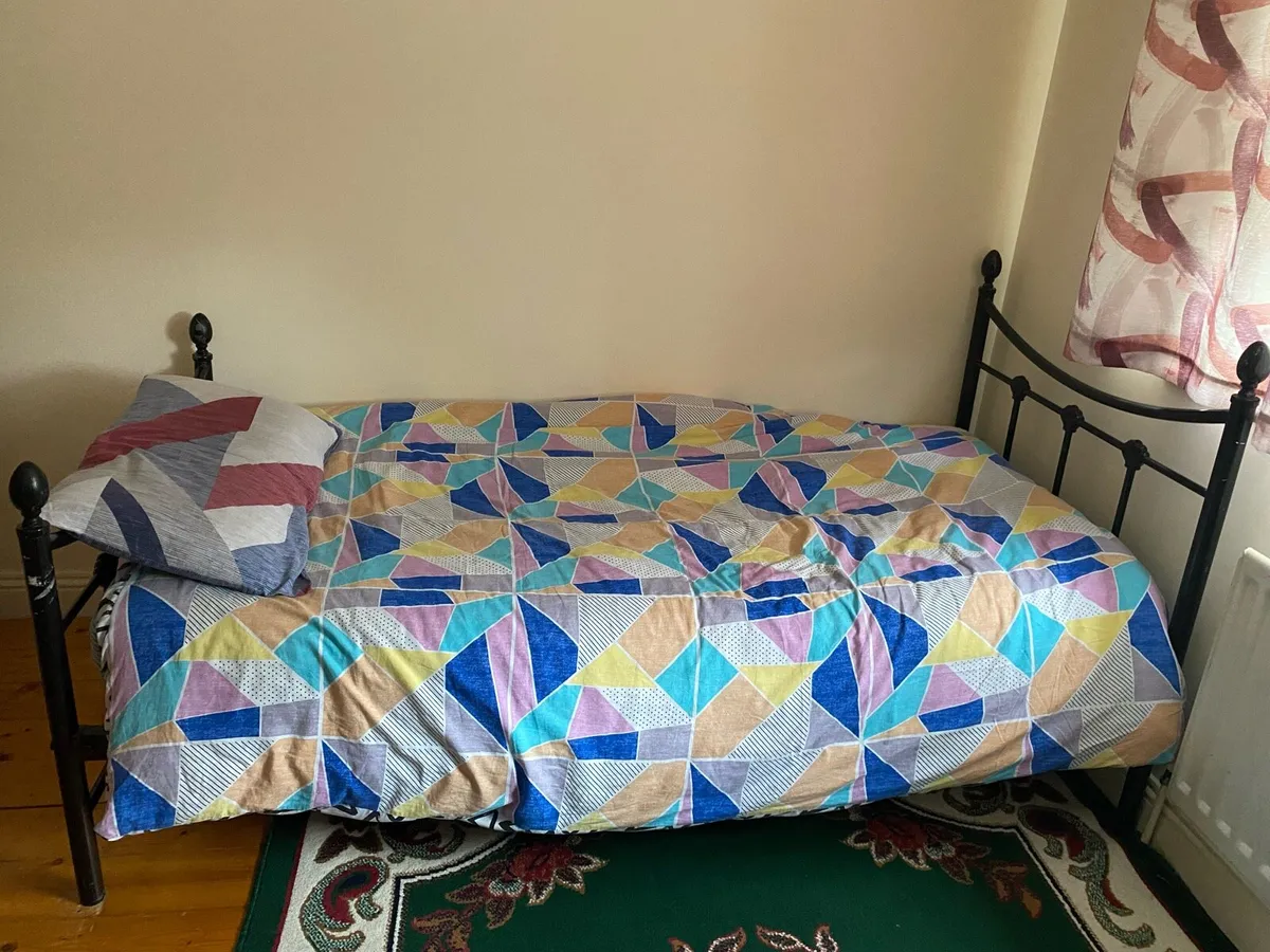 Single bed - Image 1