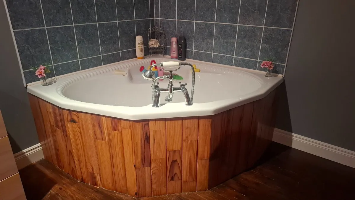 Corner bath in perfect condition with Taps - Image 2