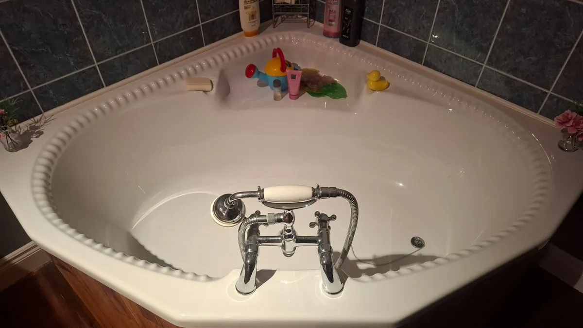Corner bath in perfect condition with Taps - Image 1