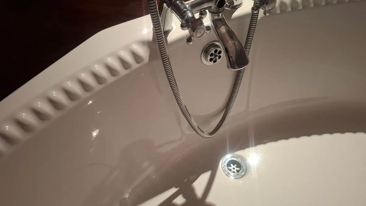 Corner bath in perfect condition with Taps - Image 3