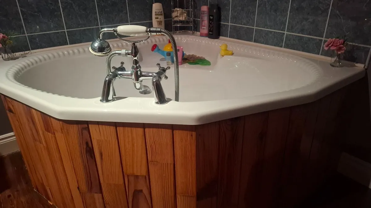 Corner bath in perfect condition with Taps - Image 4