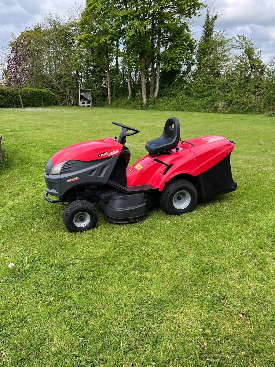 Ride-on lawnmower - Image 1