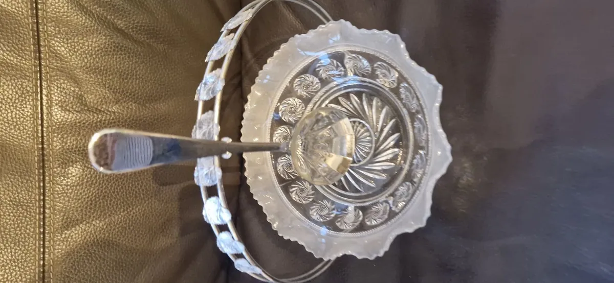 Delicate Glass serving bowl - Image 1