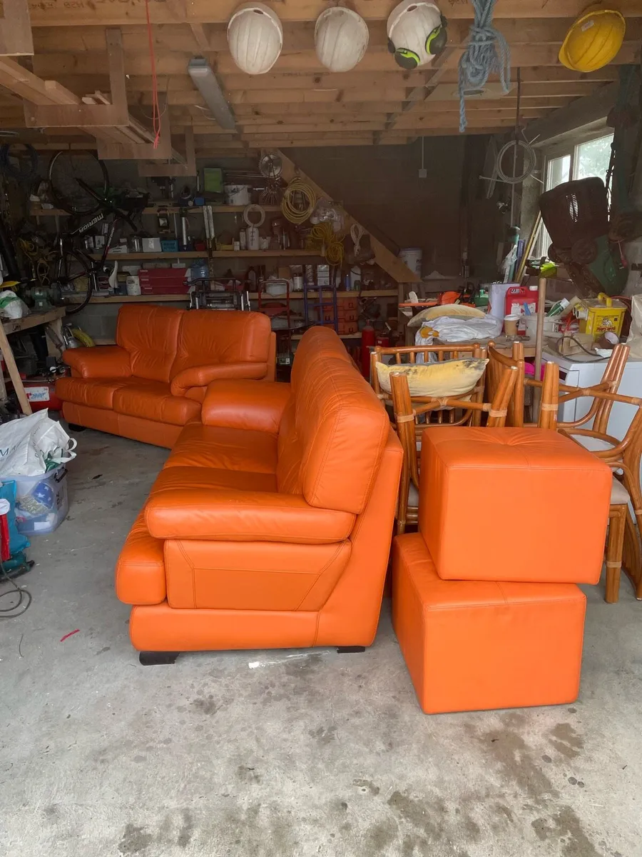 3+2 Sofa leather suite plus 2 poofs - Image 3