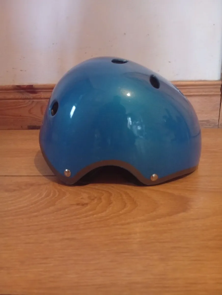 Quality Universal Helmet M-Size 1month old - Image 3