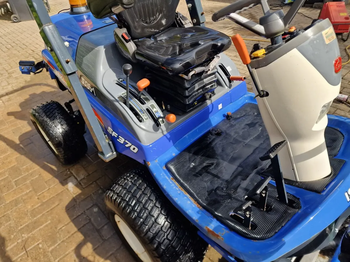 ISEKI SF370 ride on mower lawnmower - Image 3
