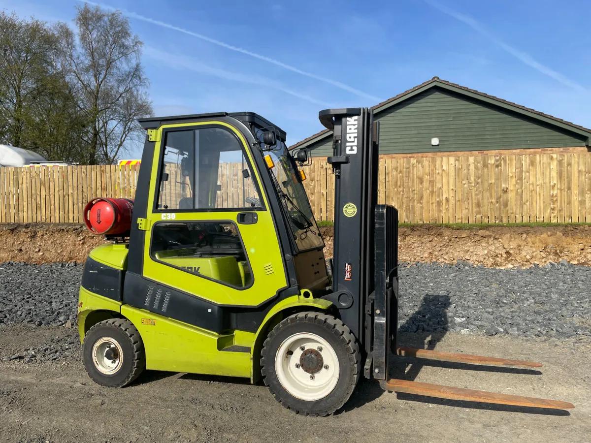 Clark C30L - 3 Ton LPG Gas Counterbalance Forklift - Image 1