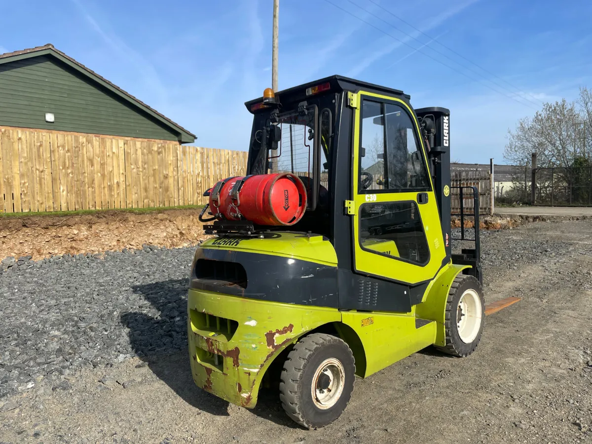 Clark C30L - 3 Ton LPG Gas Counterbalance Forklift - Image 2