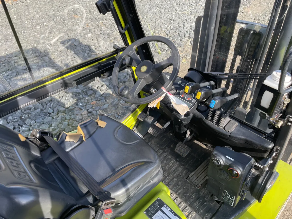 Clark C30L - 3 Ton LPG Gas Counterbalance Forklift - Image 3