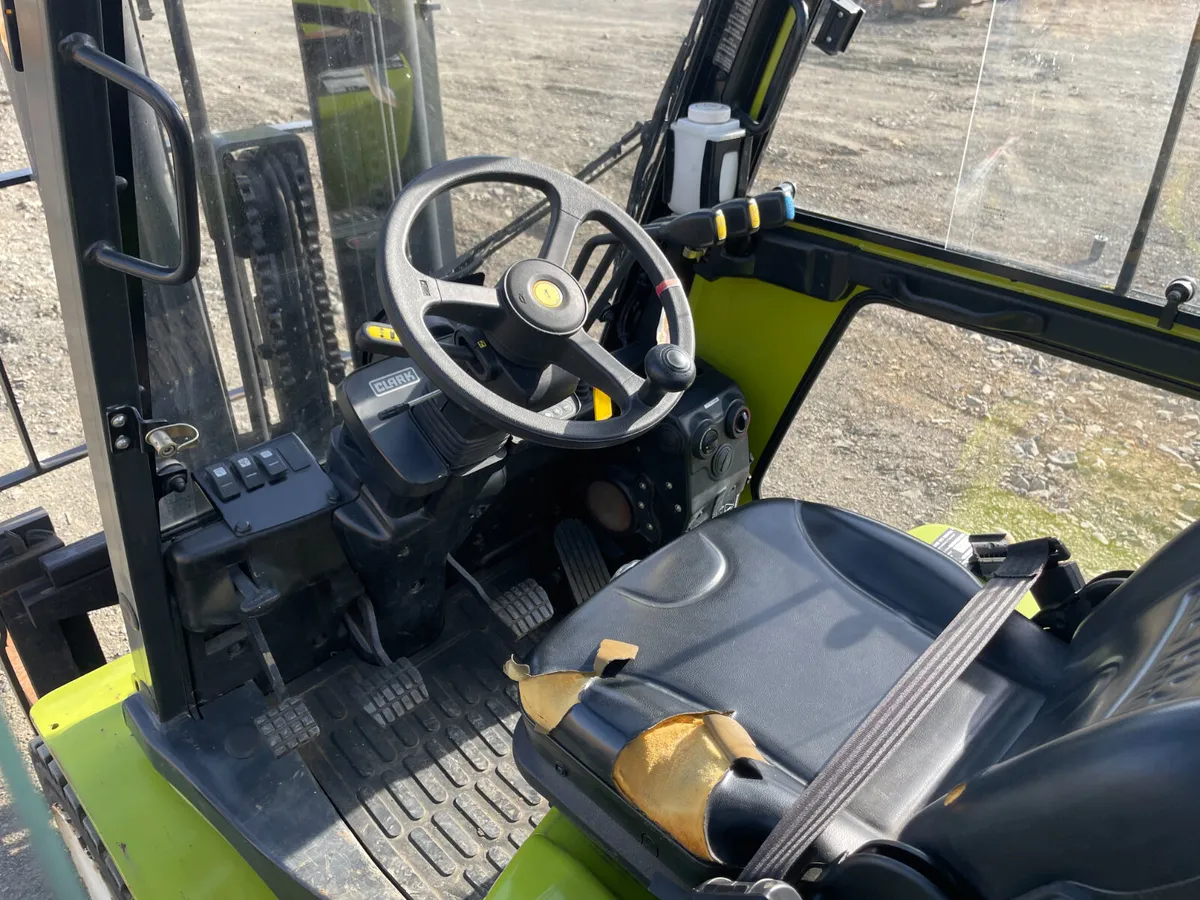 Clark C30L - 3 Ton LPG Gas Counterbalance Forklift - Image 4