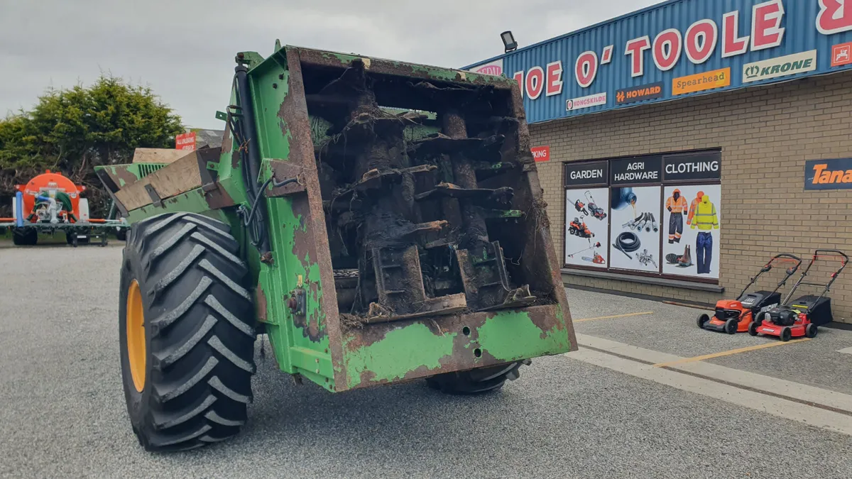 Cross 900 Rear Dung Spreader - Image 2