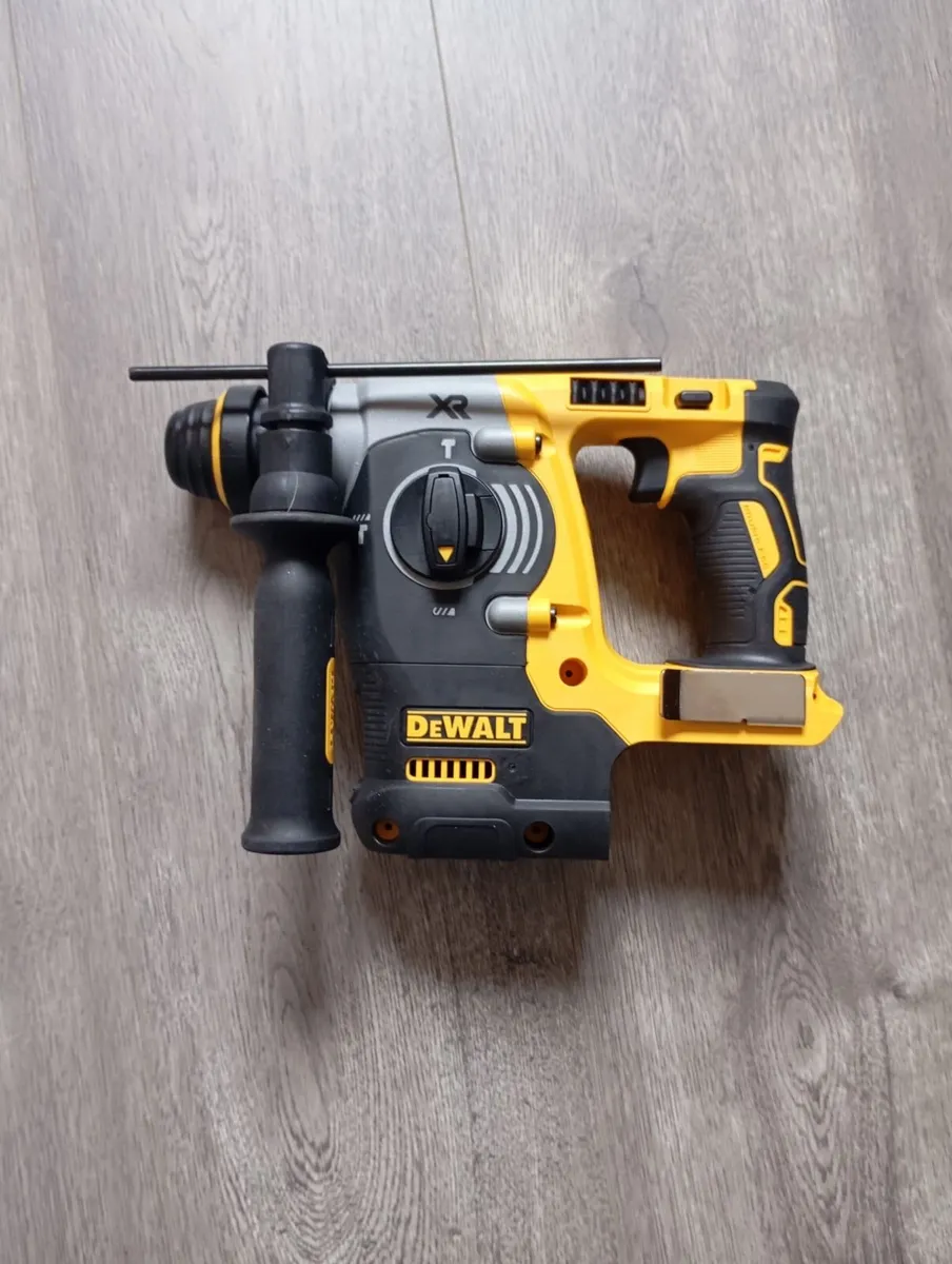 DeWalt dch273 SDS Drill & Powerstack Batteries - Image 2