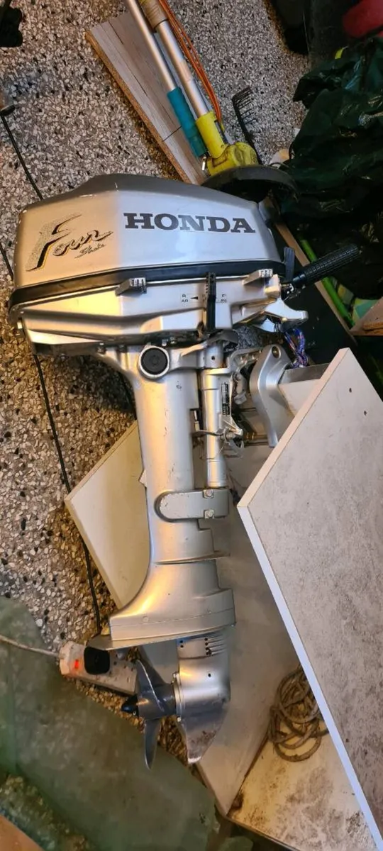 Honda 5HP Outboard Boat Engine (Silver) - Image 1