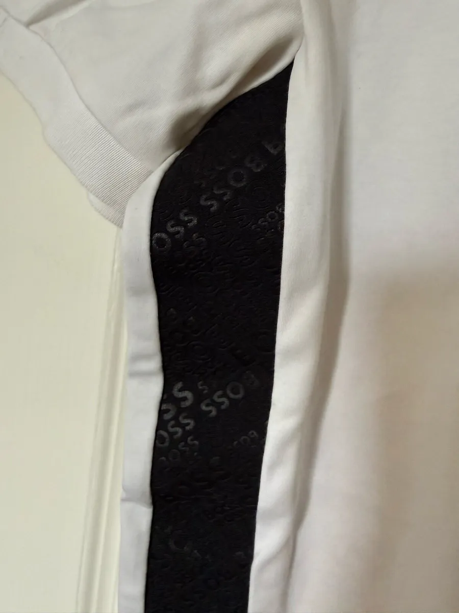 Hugo Boss men t-shirt, immaculate condition - Image 3