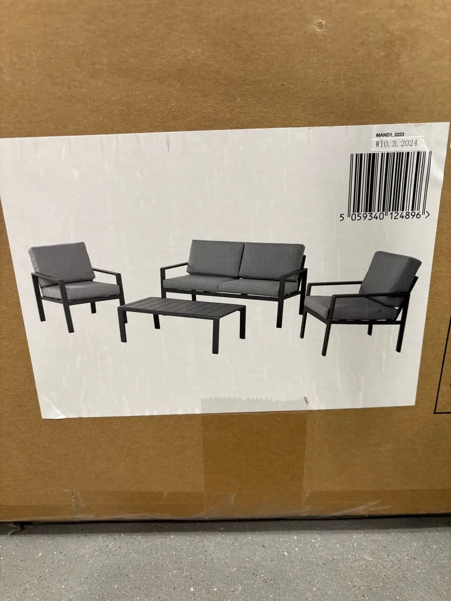 Outdoor table and chair set - Image 1