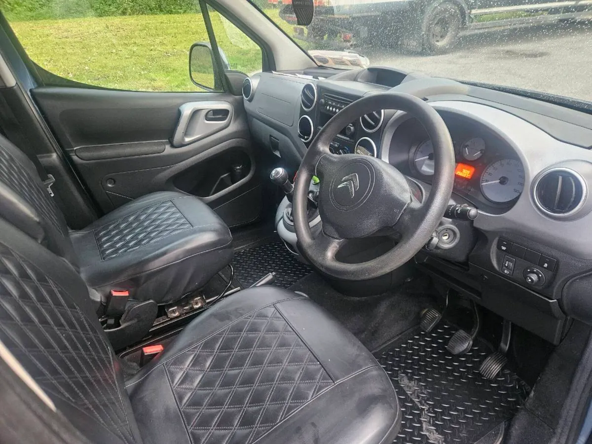 2018 Taxi for rent - Image 2