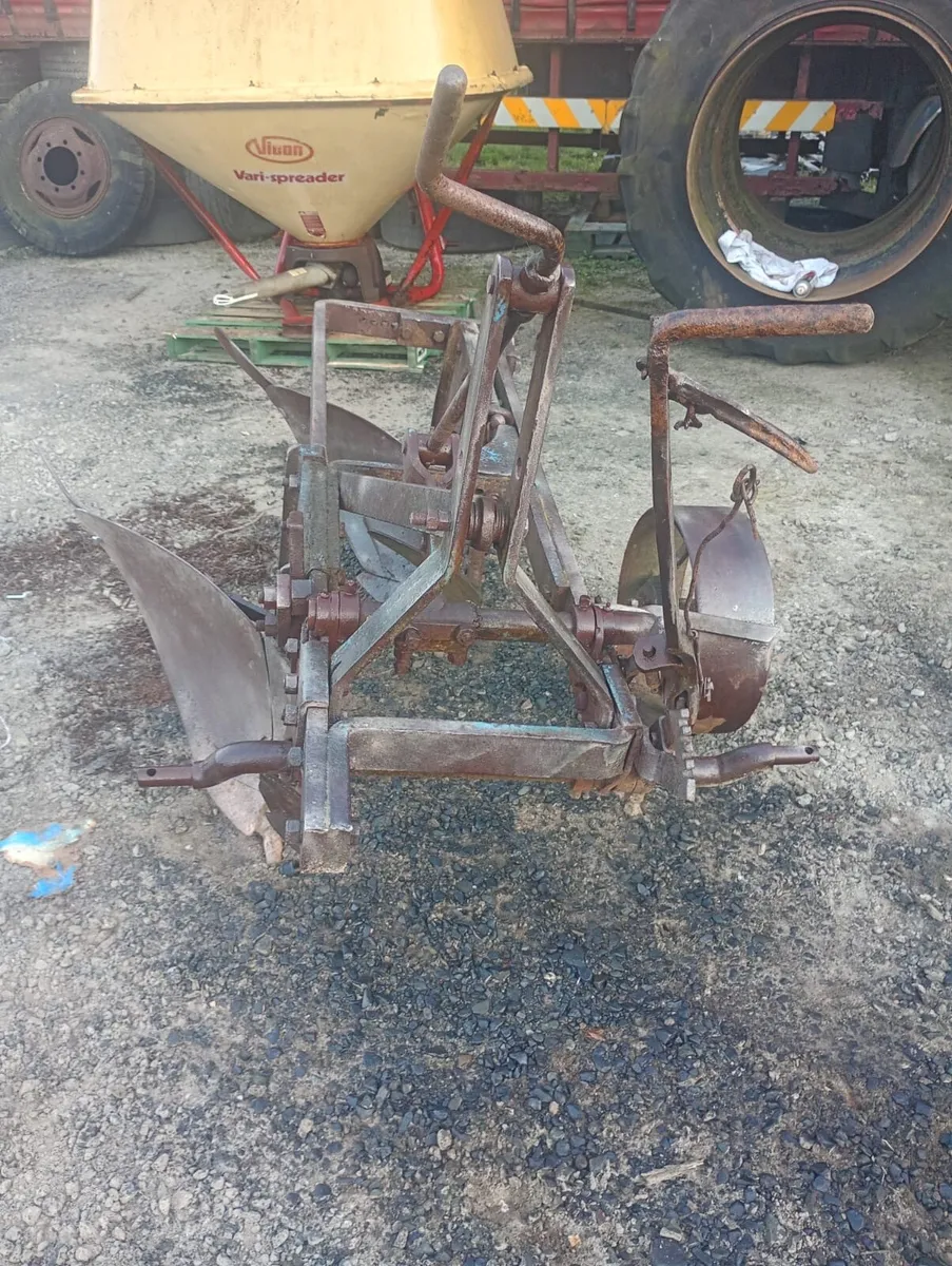 Vintage 2 furrow plough - Image 4