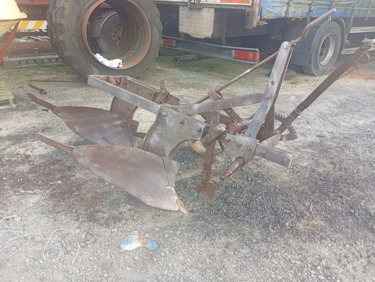 Vintage 2 furrow plough - Image 2